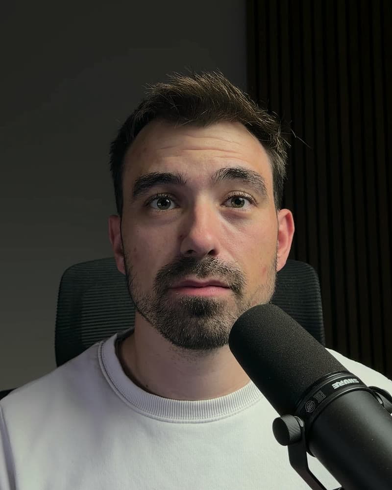 Petar im Studio am Mikrofon